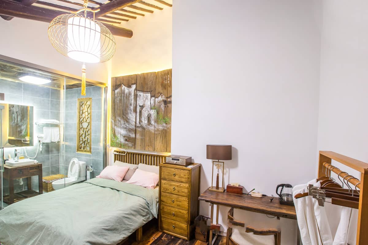 Quarto casal standard | Escrivaninha, cortinas blackout, Wi-Fi de cortesia