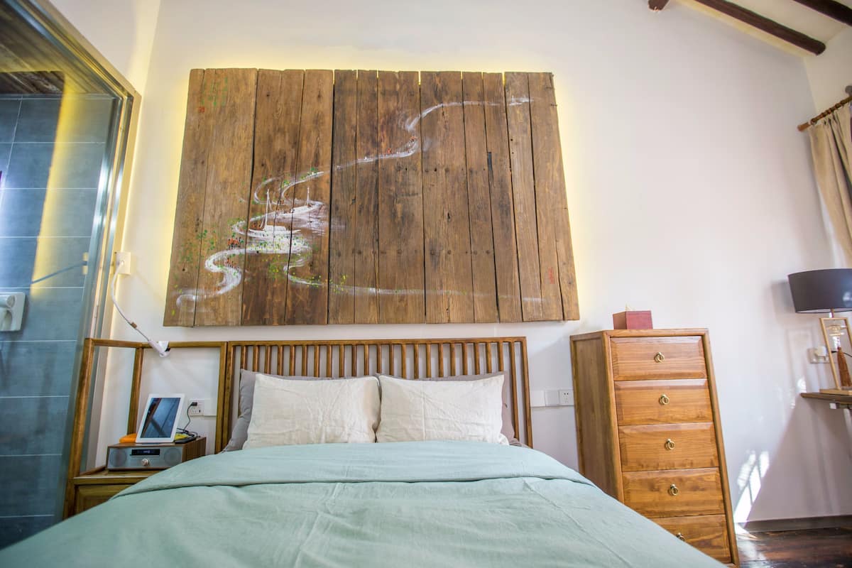Quarto casal superior | Escrivaninha, cortinas blackout, Wi-Fi de cortesia