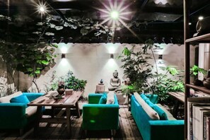 Escritorio, cortinas blackout y wifi gratis 