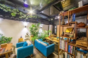 Desk, blackout drapes, free WiFi - Memory Home (Suzhou)
