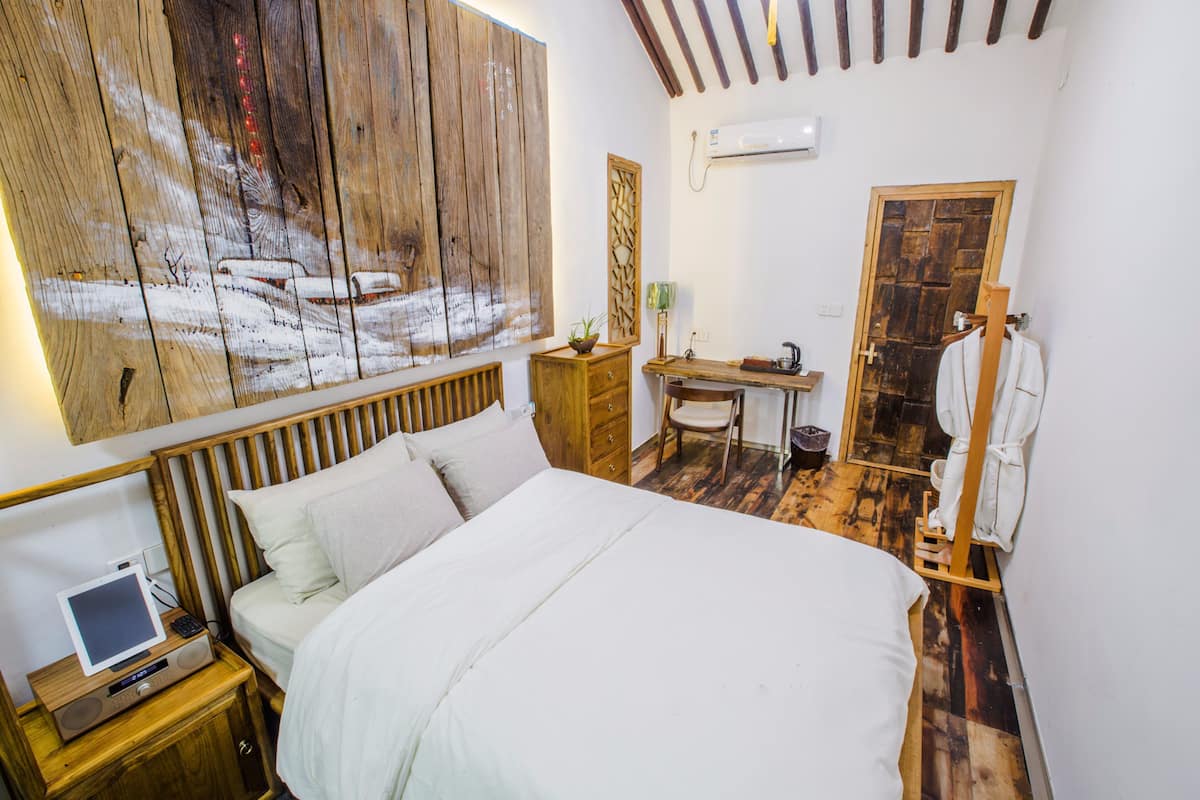 Quarto casal conforto | Escrivaninha, cortinas blackout, Wi-Fi de cortesia