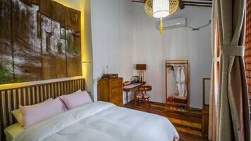 Desk, blackout curtains, free WiFi