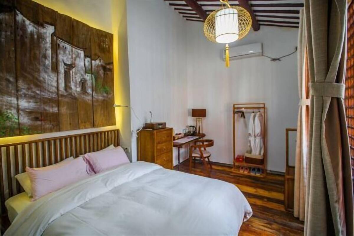 Schreibtisch, Verdunkelungsvorhänge, kostenloses WLAN