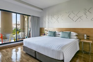 VELA Suite Room  | Peralatan tempat tidur premium, peti besi dalam bilik, meja 