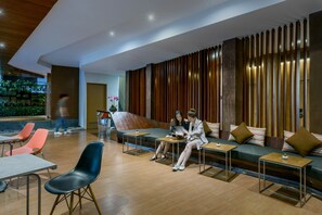 Lobby sitting area - Hotel VELA be Bangkok Ratchathewi (Bangkok)