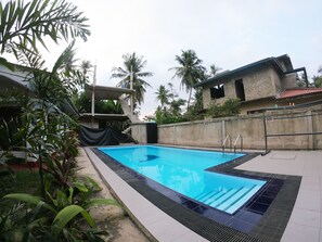 Piscina externa, funciona das 7h às 22h30, barracas de cortesia