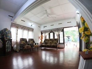 Perhetalo, 1 makuuhuone, keittiö, näköala uima-altaalle | Oleskelualue | Taulutelevisio, takka, maksullisia elokuvia