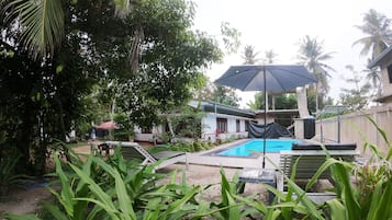 Ulkouima-allas avoinna 7.00–22.30, ilmaisia cabañoita, aurinkovarjoja