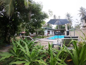 Udendørs pool, åben fra kl. 07.00 til kl. 22.30, gratis hytter