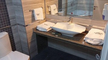 Ducha, artículos de higiene personal gratuitos y secador de pelo
