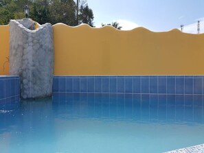 A rooftop pool, pool umbrellas, sun loungers - Sabang Oasis Resort (Puerto Galera)