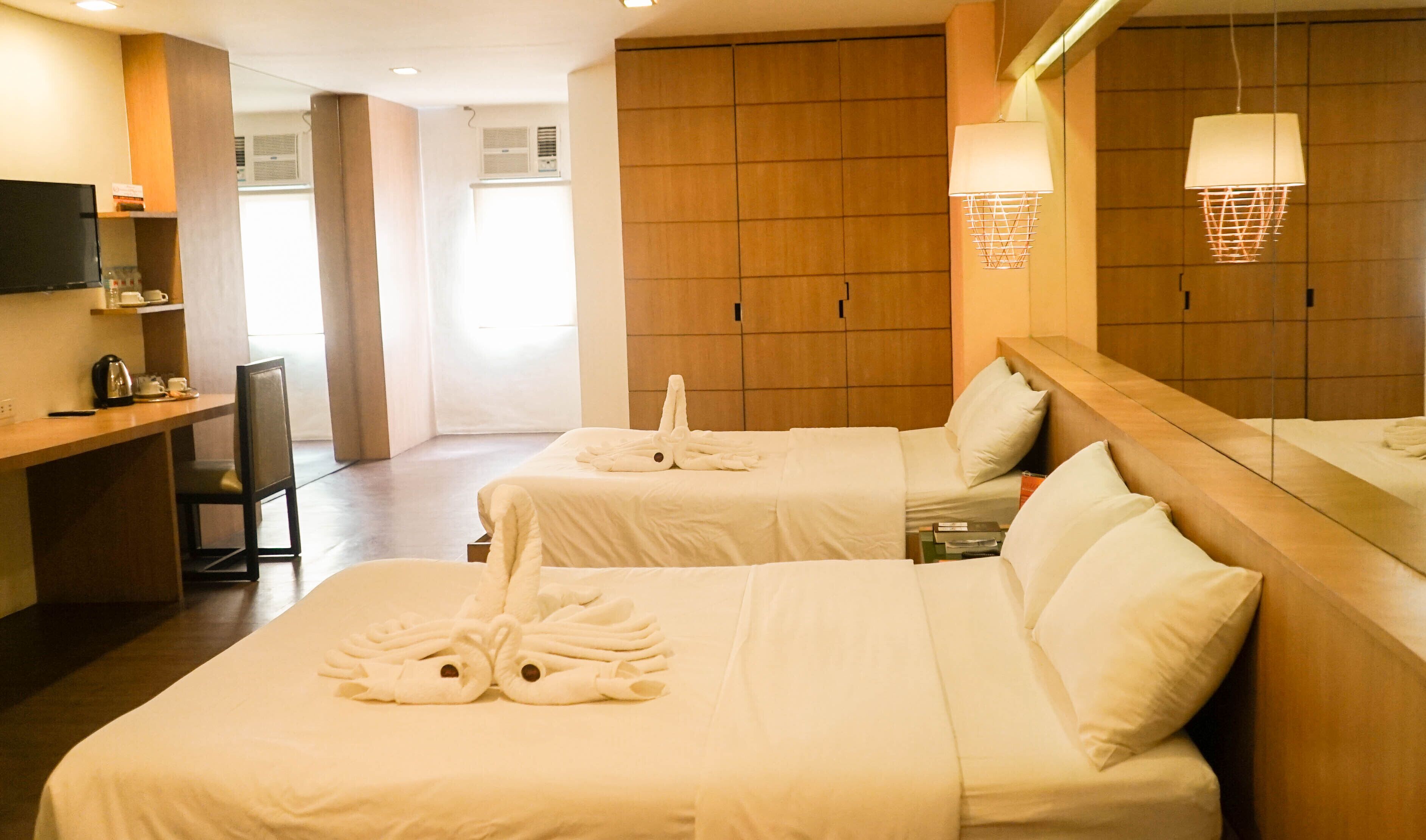 premier suite | desk, bed sheets