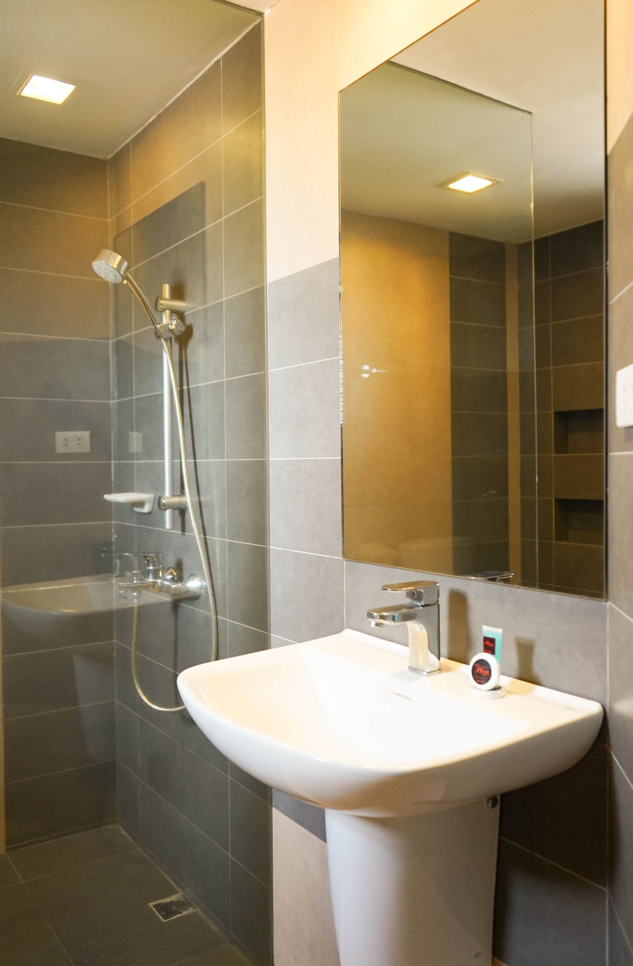 premier twin room | bathroom | shower, free toiletries, bidet, towels
