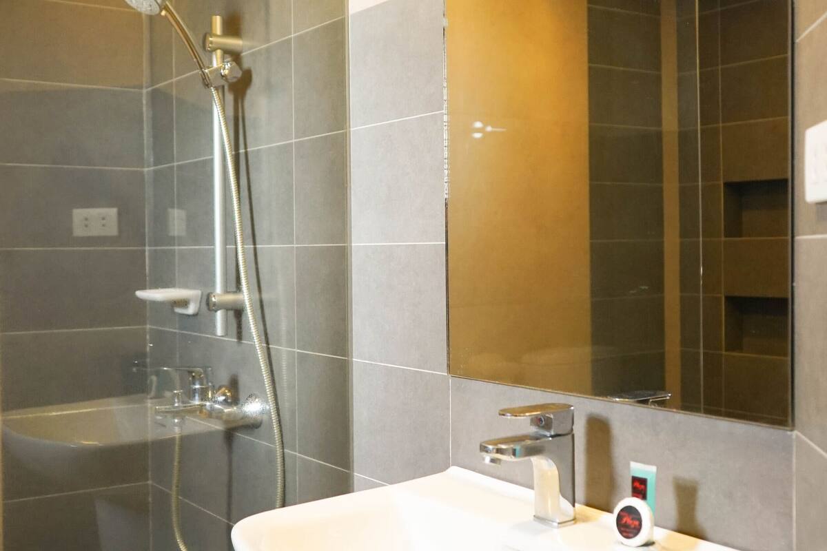 premier twin room | bathroom | shower, free toiletries, bidet, towels