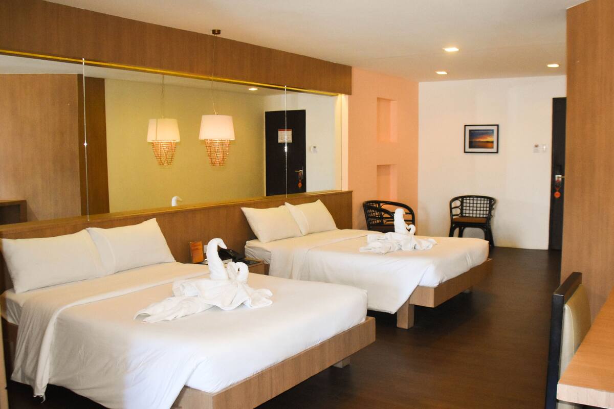 premier suite | desk, bed sheets