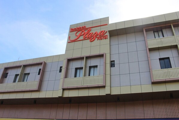 Un immeuble sur lequel on peut lire l’inscription : « Tadoban Plaza Hotel ».