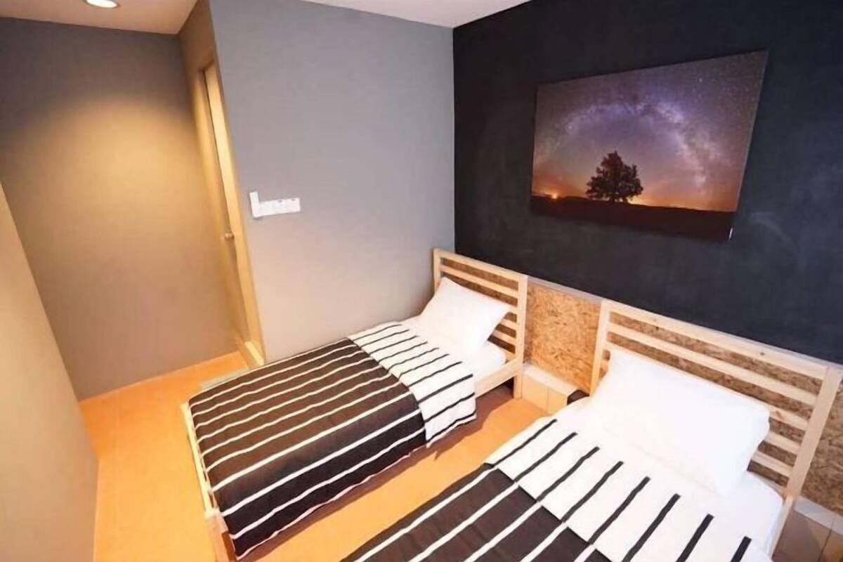 Iron/ironing board, free WiFi, bed sheets