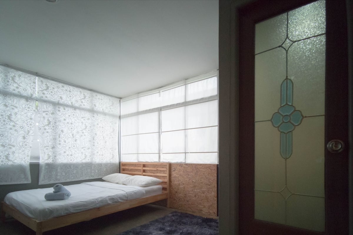 Iron/ironing board, free WiFi, bed sheets