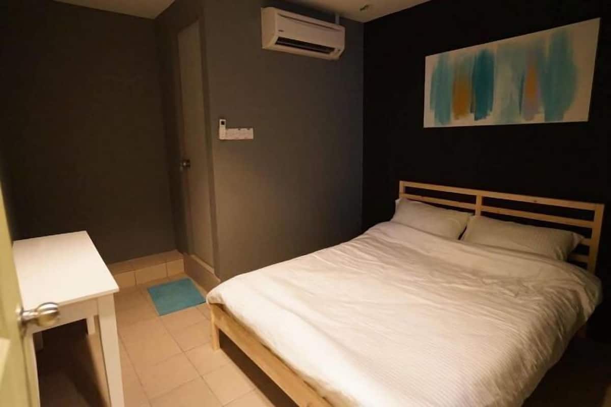 Iron/ironing board, free WiFi, bed sheets