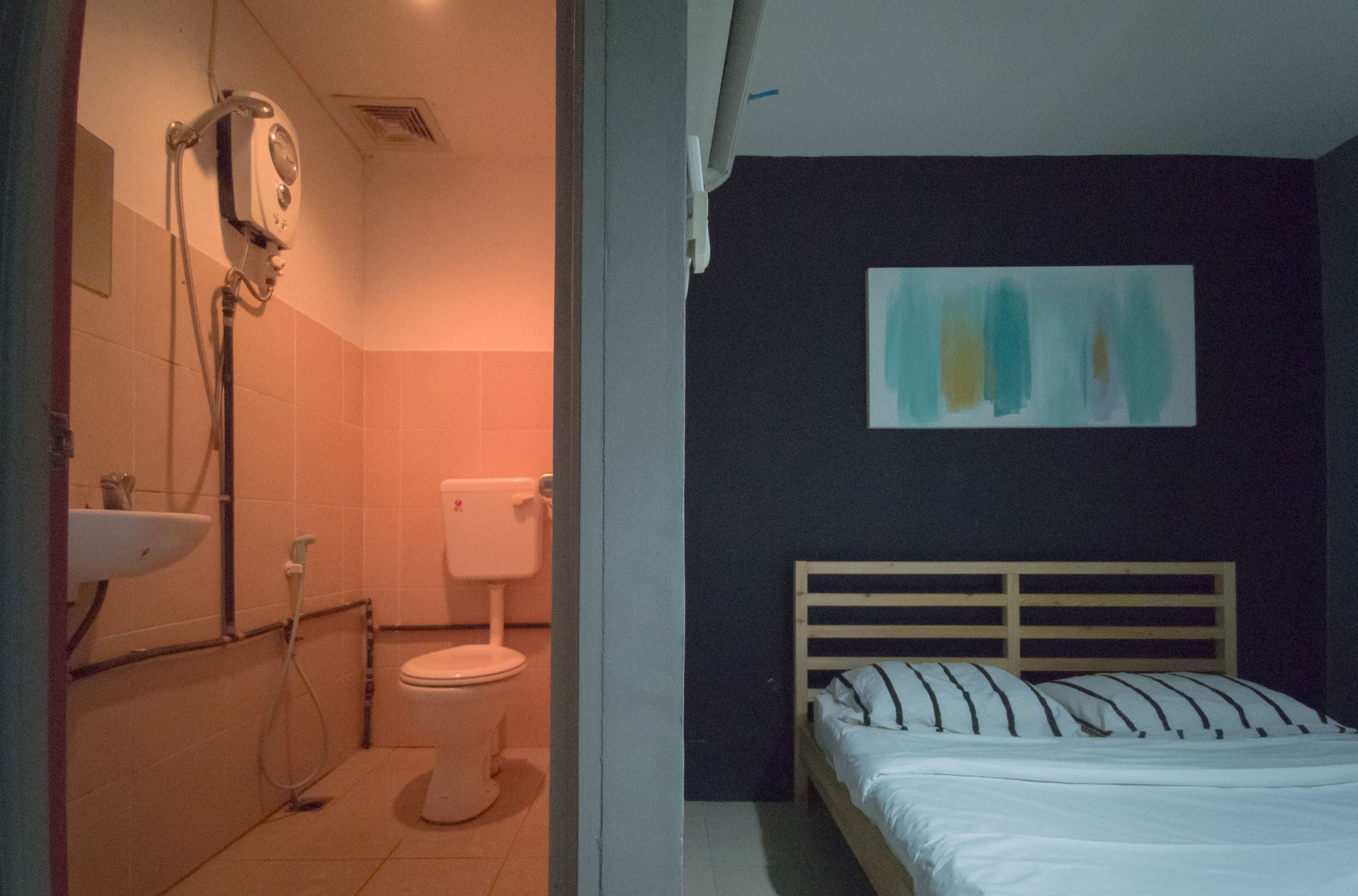 Shower, free toiletries, towels