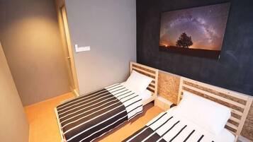 Een strijkplank/strijkijzer, gratis wifi, beddengoed