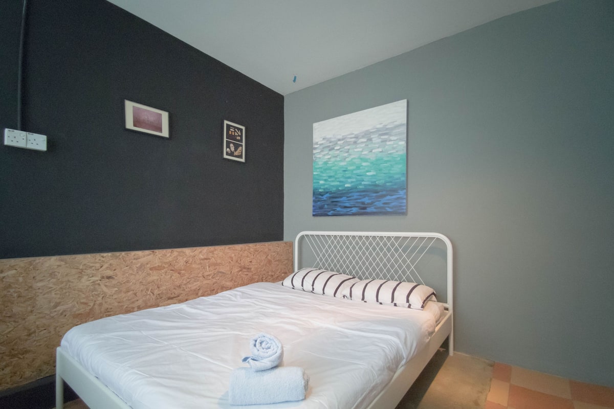 Iron/ironing board, free WiFi, bed sheets