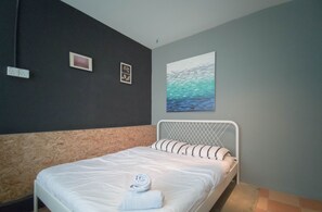 Tabla de planchar con plancha, wifi gratis y ropa de cama 
