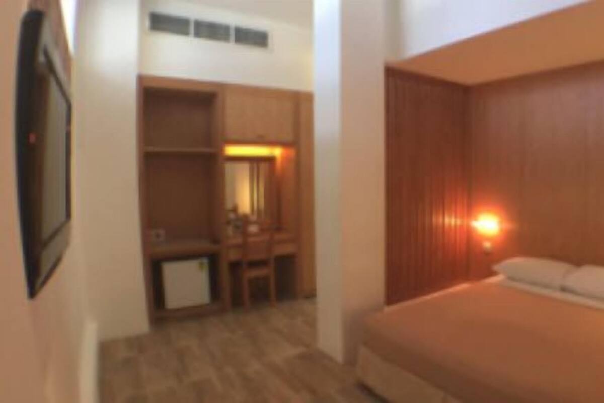 Un dormitorio con cama, mesita de noche y armario.