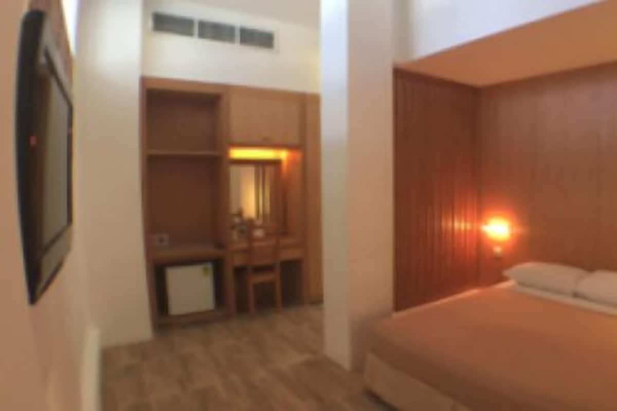 Desk, iron/ironing board, free WiFi, bed sheets