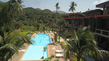 Piscina externa, espreguiçadeiras