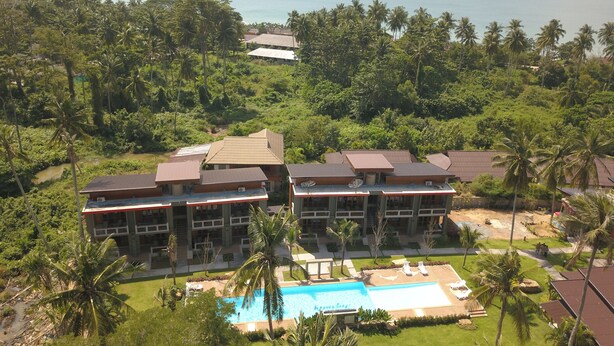 A resort with multiple buildings, a swimming pool, and a view of the ocean. - Lanta Infinity Resort (Ko Lanta)