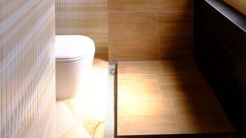 Deluxe Room | Badezimmer | Dusche, Regendusche, Haartrockner, Seife