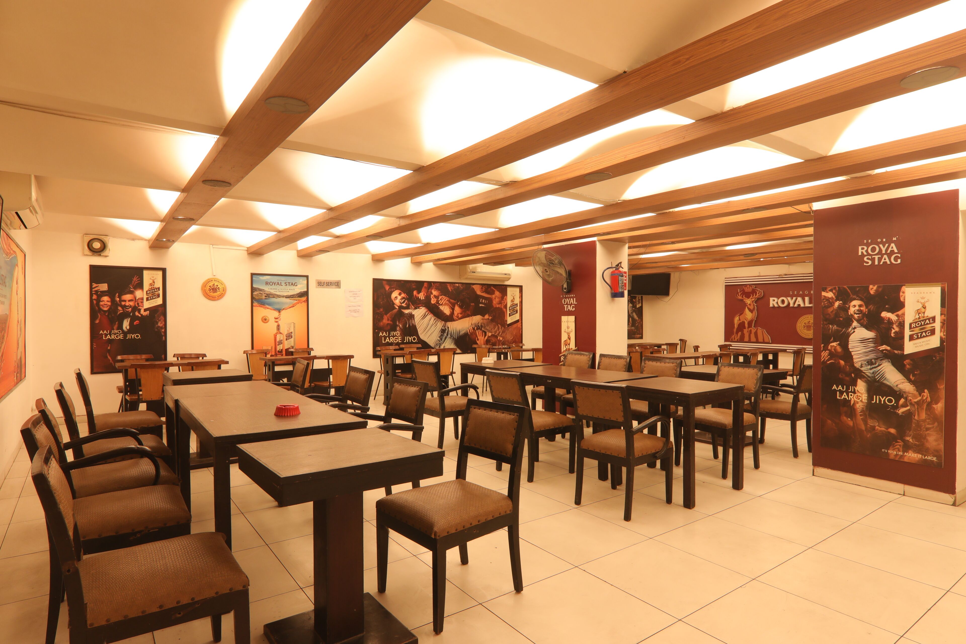 Bar (trong khuôn viên)