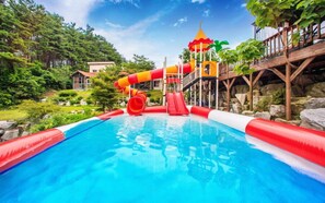 Una piscina cubierta, una piscina al aire libre