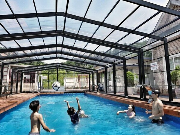 Una piscina cubierta, una piscina al aire libre