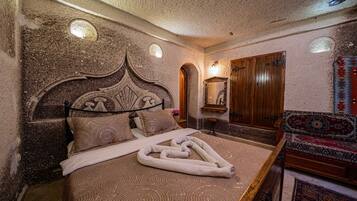 Deluxe Suite | Minibar, desk, laptop workspace, soundproofing