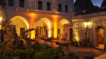 Façana frontal de l'allotjament (vespre/nit)