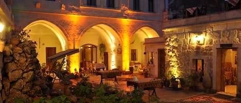 Fachada da propriedade à noite