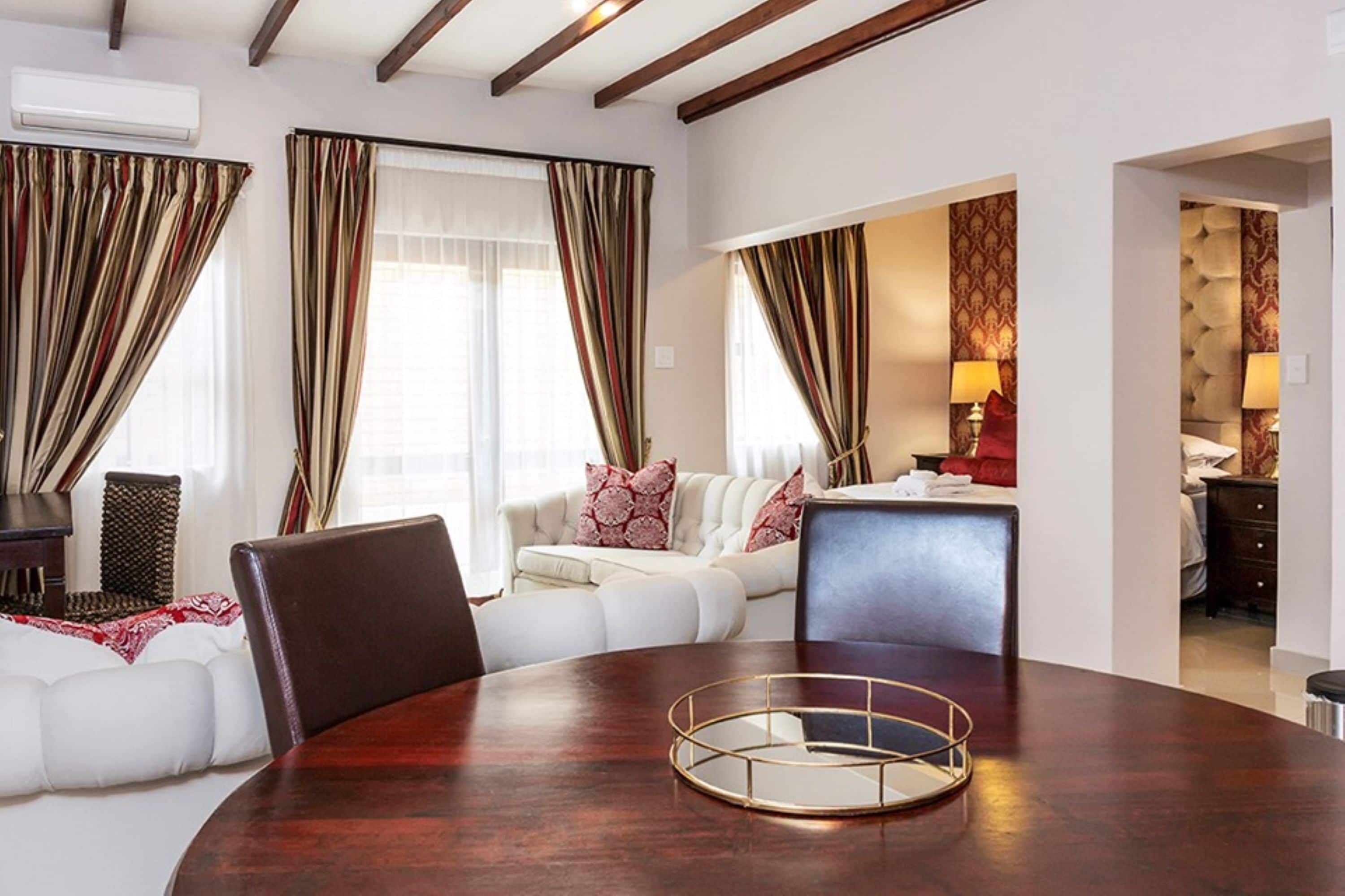 Minibar, caja de seguridad en la habitación y decoración personalizada 