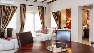 Een minibar, een kluis op de kamer, individueel gedecoreerd