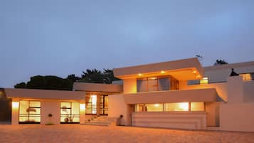 Bagian depan properti - sore/malam