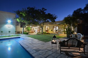 Piscine extérieure, parasols de plage, chaises longues