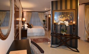 SUPERIOR SUITE - RUBY, EMERALD AND SAPPHIRE | Minibar, in-room safe, individually decorated, individually furnished - Kanolvlei Boerdery CC t/a Ridgeworth Boutique Guesthouse (Cape Town)