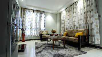 Comfort-huoneisto, 1 makuuhuone, esteetön | Olohuone | Taulutelevisio