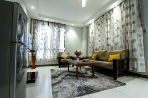 Comfort-Apartment, 1 Schlafzimmer, barrierefrei | Wohnzimmer | Flachbildfernseher