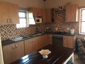 Lemari es, microwave, kompor, dan mesin pembuat kopi/teh