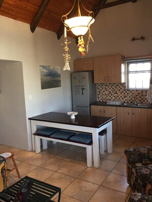 Refrigerador, microondas, parrilla de estufa y cafetera y tetera