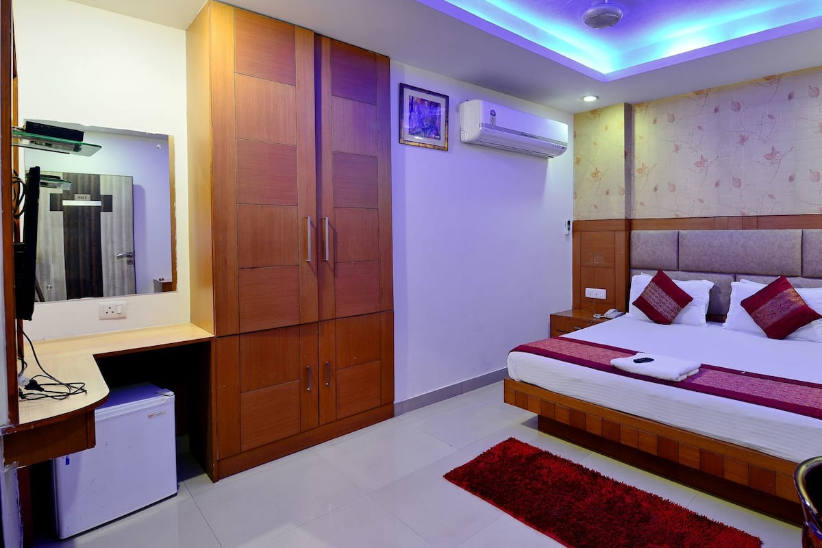 Egyptian cotton sheets, premium bedding, minibar, in-room safe