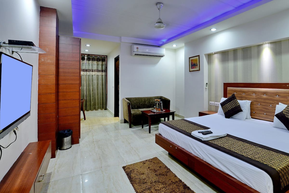 Egyptian cotton sheets, premium bedding, minibar, in-room safe