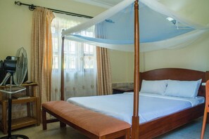 Deluxe Double Room | Bed sheets - Kabalega Resort (Masindi)